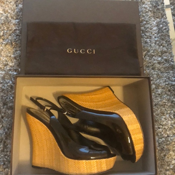Gucci black patent peep toe wedges size 40 - Picture 3 of 7